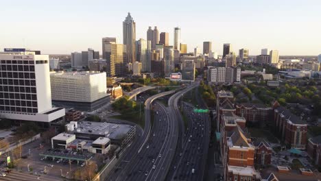 Luftdrohnen-Push-In-Clip-über-Dem-Berühmten-Downtown-Connector-Interchange-Im-Herzen-Der-Innenstadt-Von-Atlanta