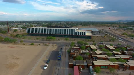 Breite-Und-Rotierende-Drohnenaufnahme,-Die-Der-Sun-Link-Straßenbahn-In-Tucson,-Arizona,-Folgt