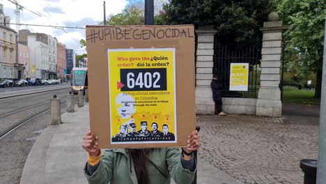 Video-De-Mano-De-Una-Protesta-Colombiana-En-Irlanda,-Personas-Con-Vallas-Publicitarias-De-Protesta