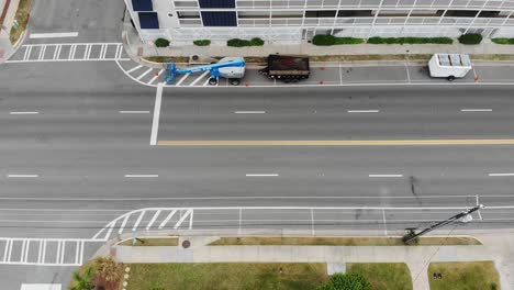 Leere-Straßenkreuzung,-Bürgersteigstreifen,-Drohnenverfolgung-Aus-Der-Luft