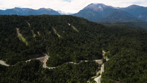 Serpentinen-Verengte-Bergstraße-An-Der-Westküste-Neuseelands,-Luftaufnahme,-Malerische-Naturlandschaft,-Gebirgspass