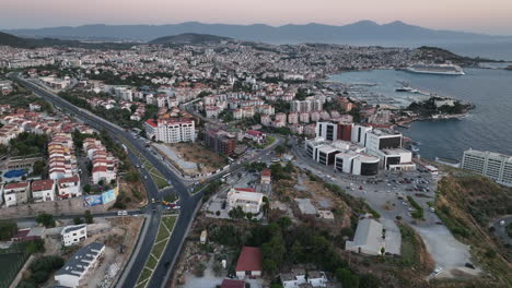 Luftaufnahmen-Bei-Sonnenuntergang-Mit-Autos,-Die-In-Der-Nähe-Des-Ozeans-Fahren,-Türkei