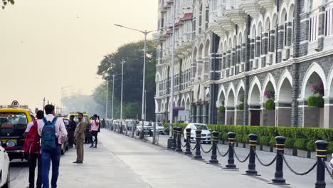 Eine-Statische-Aufnahme-Von-Menschen,-Die-Ihren-Tag-Am-Taj-Hotel-Mumbai-Verbringen