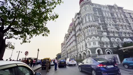 Una-Foto-En-ángulo-Lateral-Del-Famoso-Hotel-Taj-En-Mumbai,-India