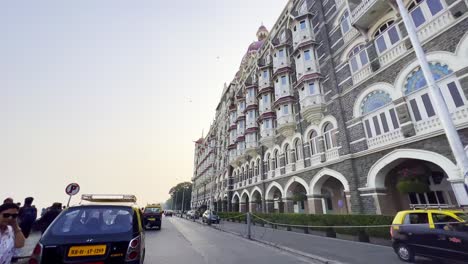 Eine-Seitenansicht:-Das-Taj-Mahal-Palace-Ist-Ein-Historisches-Luxushotel-In-Mumbai,-Das-Sich-Neben-Dem-Tor-Zu-Indien-Befindet