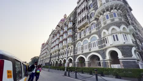 Eine-Aufnahme-Des-Taj-Hotels,-Das-Majestätisch-Gegenüber-Dem-Tor-Indiens-Steht