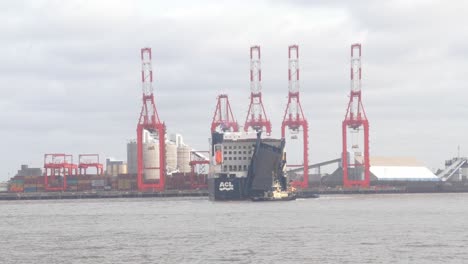 Führung-Von-Frachtcontainerschiffen-Und-Tankern-Durch-Schlepper-In-Richtung-Peel-Port-Hafenkräne