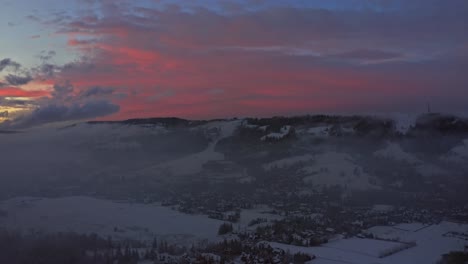 Feuriger-Roter-Sonnenuntergang-über-Der-Ländlichen-Stadt-Zakopane-Mit-Dramatischem-Nebel-Im-Tal,-Luftaufnahme