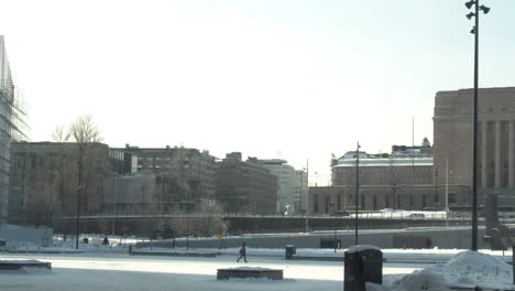 Lapso-De-Tiempo-De-La-Plaza-De-La-Biblioteca-Central-En-Helsinki-En-Un-Brillante-Día-De-Invierno,-Nieve-Y-Hielo-En-El-Suelo