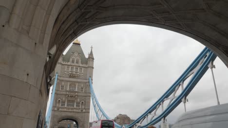 Caminando-Desde-El-Extremo-Sur-Del-Puente-De-La-Torre-En-Londres-En-Un-Día-Nublado