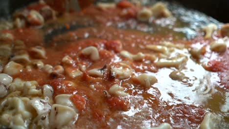 Zubereitung-Von-Fideua-Mit-Tintenfisch-Und-Gebratenen-Tomaten,-Typisch-Spanisches-Essen