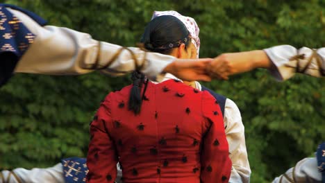 Bailarinas-Caucásicas-Adultas-Con-Trajes-Folclóricos-Tradicionales-Actúan-En-Un-Espectáculo-De-Danza-Al-Aire-Libre,-Tarde-Soleada-De-Verano,-Feliz,-Cultura-Nacional-Letona,-Plano-Medio-De-Cerca