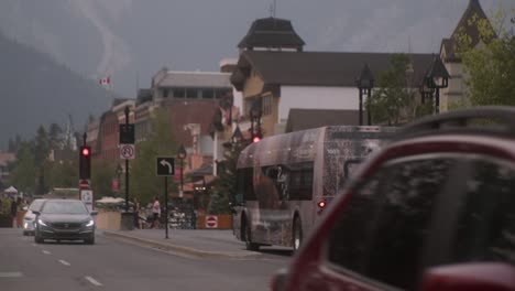 Autobús-Eléctrico-En-El-Centro-De-Banff