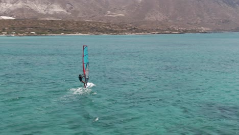 Persona-Haciendo-Windsurf-Cerca-De-La-Costa-De-La-Isla-De-Creta,-Grecia