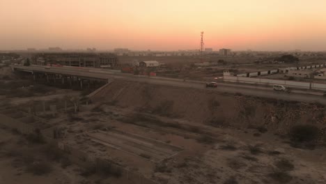 Luftaufnahme-Des-Orangefarbenen-Sonnenuntergangs-Der-Hyderabad-Autobahn-In-Karatschi