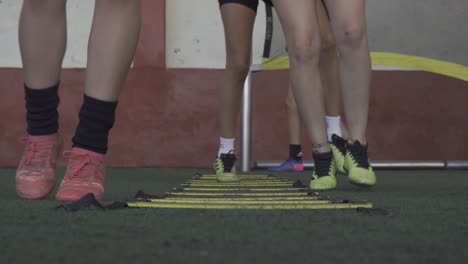 Jugadores-De-Fútbol-En-Anillos-De-Escalera-De-Entrenamiento-De-Velocidad-Y-Agilidad-En-El-Campo