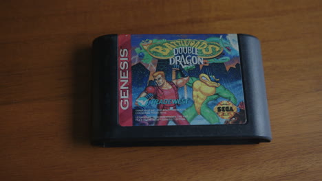 Primer-Plano-De-Un-Cartucho-De-Videojuego-Battletoads-Y-Double-Dragon-Para-Sega-Genesis