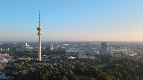 Vista-Aérea-De-Drones-De-La-Torre-Bmw-En-Munich