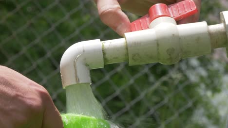 PVC-Kunststoff-Wasserauslauf,-Zapfhahn,-Gießkanne-Im-Freien