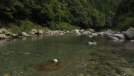 Unberührter-Itadori-Fluss-In-Den-Bergen-Von-Gifu,-Japan