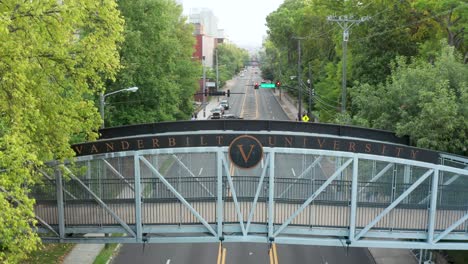 Pasarela-Peatonal-De-La-Universidad-De-Vanderbilt-Sobre-La-Calle