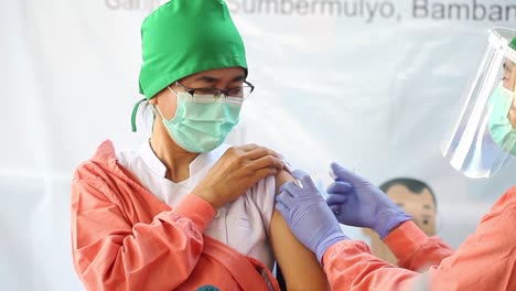 Yogyakarta,-Indonesia---15-De-Febrero-De-2021:-A-Las-Trabajadoras-De-Salud-De-Un-Hospital-Se-Les-Está-Inyectando-La-Vacuna-Contra-El-Virus-De-La-Corona