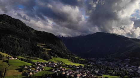 Vista-Panorámica-De-La-Ciudad-De-Kaprun-En-Austria-Rodeada-Por-Las-Montañas-De-Los-Alpes-Del-Tirol---Toma-Aérea-De-Drones