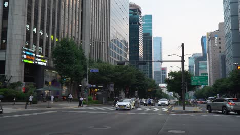 Paisaje-De-Puesta-De-Sol-En-La-Intersección-Del-Distrito-De-Gangnam-Con-Edificios-De-Gran-Altura