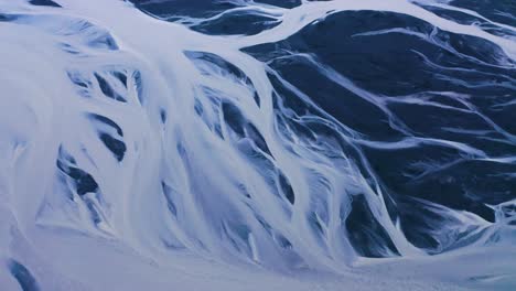 Luftaufnahme-Von-Oben-Nach-Unten-Des-Schneebedeckten-Gletscherflusses-Markarfljót-In-Südisland,-In-Der-Nähe-Von-Seljalandsfoss-Tagsüber