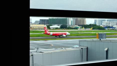 Un-Avión-De-Pasajeros-De-Air-Asia-Se-Dirige-Hacia-La-Pista-Para-Prepararse-Para-El-Despegue