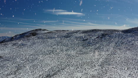 Wunderschöner-Berg,-Der-Bei-Schneefall-Mit-Weißem-Schnee-Bedeckt-Ist,-Luftaufnahme