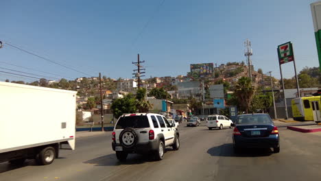 Tagesverkehr-Auf-Stark-Befahrener-Straße-In-Tijuana,-Mexiko
