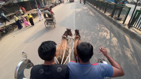 Dos-Caballos-Tirando-Del-Carro-En-El-Centro-De-Dhaka,-Vista-Pov