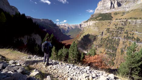 Junger-Europäischer-Wanderer-Mit-Rucksack,-Der-Im-Herbst-Im-Ordesa-Nationalpark,-Huesca,-Spanien,-Spaziert