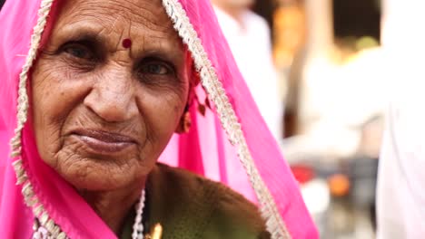 Porträt-Einer-Schönen-Alten-Indischen-Frau,-Die-Sari-Trägt-Und-Lächelt,-Während-Sie-In-Die-Kamera-Schaut