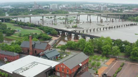 Rückseite-Des-Amerikanischen-Bürgerkriegsmuseums-Mit-Blick-Auf-Den-James-River-An-Einem-Bewölkten-Sommertag