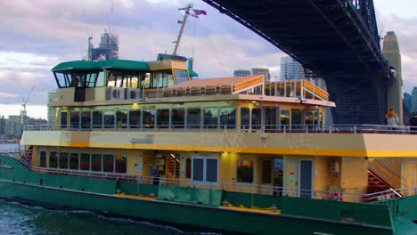 Ferry-De-Sydney-Cruzando-El-Puerto-De-Sydney-Bajo-El-Puente-Del-Puerto,-Sin-Pasajeros-Debido-A-Las-Estrictas-Restricciones-De-Covid-En-Nueva-Gales-Del-Sur,-Australia