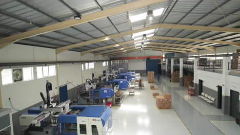 Modern-Machinery-And-Workers-In-An-Injection-Molding-Manufacturing-Company