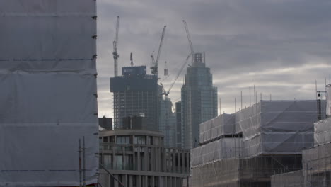 Una-Toma-Que-Revela-El-Extenso-Desarrollo-De-La-Ciudad-Urbana-Y-La-Inversión-En-Londres,-La-Torre-George-Wharf-Establecida-Junto-Al-Edificio-Nueve-Olmos-Que-Se-Está-Construyendo-Actualmente-En-Londres,-Inglaterra