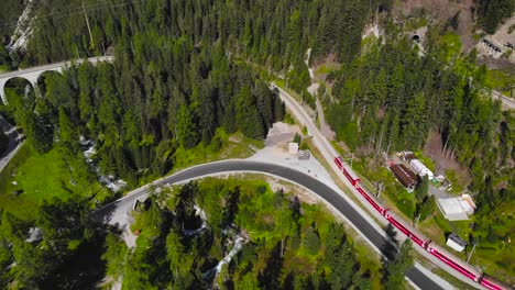 Antenne:-Roter-Zug-In-Bergiger-Landschaft