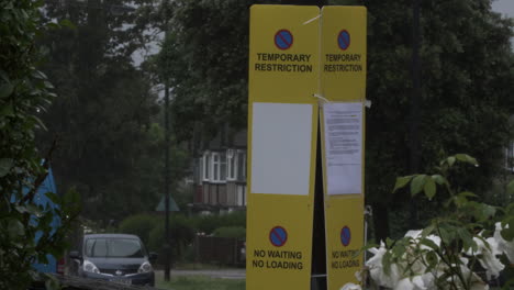 Amarillo-Temporal-Que-No-Restringe-Las-Señales-De-Estacionamiento-En-La-Farola-En-La-Carretera-En-Harrow,-Londres