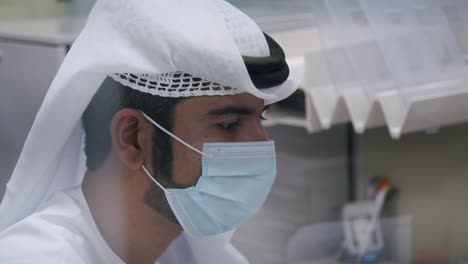 Nahaufnahme-Des-Maskierten-Gesichts-Eines-Arabischen-Mannes-Während-Der-Arbeit-Im-Büro-Während-Einer-Pandemie
