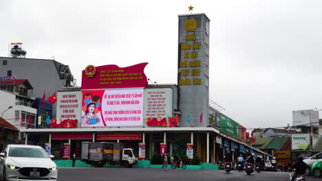 Government-covid-19-warning-signs-in-Da-Lat-market,-Vietnam