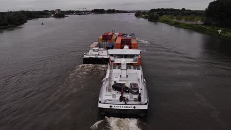 Luftaufnahme-Der-Frachtcontainerschiffe-Heck-Nordwand-Und-Eiger,-Die-Gemeinsam-Entlang-Des-Flusses-Noord-Fahren