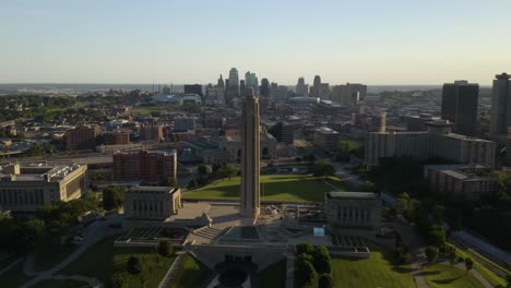 Vista-Aérea-Del-Monumento-A-La-Libertad-En-Construcción-En-Kansas-City,-Mo