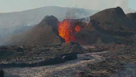 Vista-Increíble-Del-Volcán-En-Erupción-En-Islandia-A-La-Luz-Del-Día