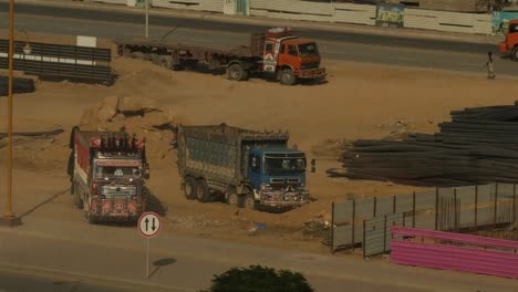 Camiones-Estacionados-En-El-Sitio-De-Construcción-En-Karachi