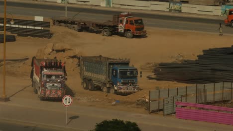 Geparkte-Lastwagen-Auf-Der-Baustelle-In-Karatschi