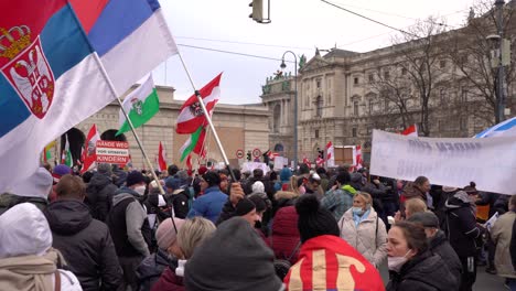 Banderas-Serbias-Ondeando-En-Las-Protestas-Contra-La-Corona-En-Viena,-Austria