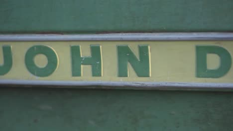 Zeitlupenschwenk-Eines-John-Deere-Logos-Auf-Einem-Alten-Traktor